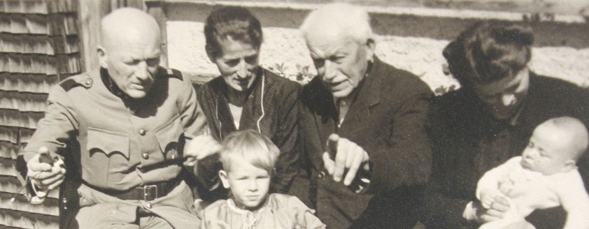Ulrich und Emma Sutter-Wirth, Sebastian Sutter-Juon, Elsi Sutter-Hess mit Ueli und Erich (rechts), Versam 1941