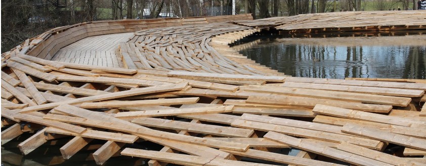 Schwimmende Holzbrücke von Tadashi Kawamata in Uster