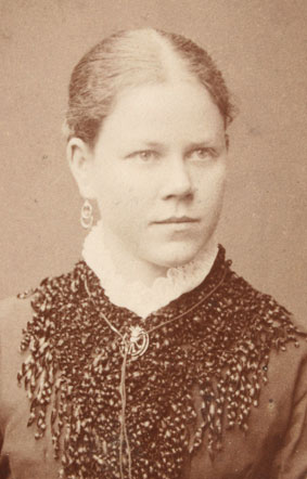 Barbara Sutter-Juon ca. 1884 2. Frau von Sebastian Sutter nach dem Tod von Anna Christina Sutter-Buchli nach Ulrichs Geburt 1882, Mutter von Alwina Sutter