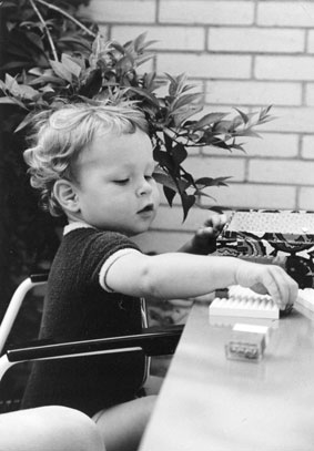 Daniel Sutter spielt mit Lego Pfaffhausen Juli 1969
