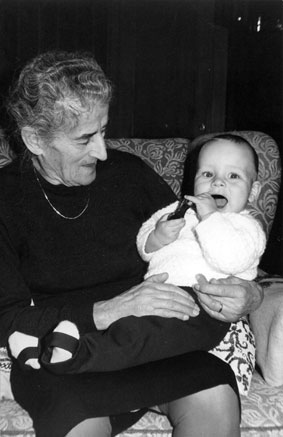 Emma Sutter-Wirth mit Daniel Niederteufen 1968