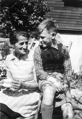 Emma Sutter-Wirth mit Enkel Ueli Niederteufen 1940er