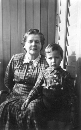 Erich mit Grosmami Emma Schibli-Hess-Bürgi 1940er