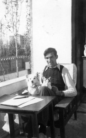 Erich Sutter-Hess mit Hund und Katze Teheran 1937