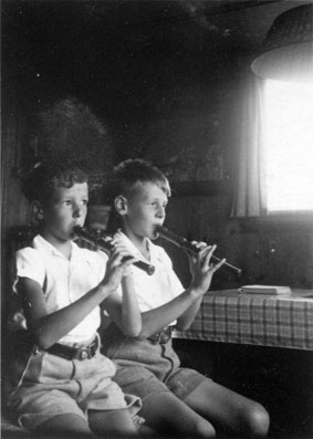 Erich und Ueli mit Flöte Juli 1949