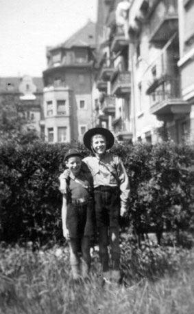 Erich in Wölfliuniform und Ueli in Pfadiuniform Markusstr. 14 Zürich ca. 1950