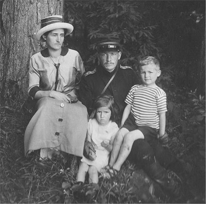Emma und Ulrich Sutter-Wirth mit Heidi und Erich 1914