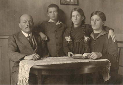 Familie Sutter-Wirth: Ulrich, Erich, Heidi und Emma St. Gallen 1921