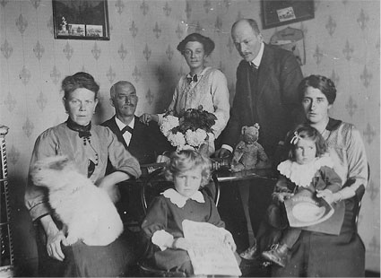 Familie Sutter: Barbara und Sebastian Sutter-Juon, Alwina Sutter, Ulrich und Emma-Sutter-Wirth mit Heidi und Erich Diepoldsau SG 1914
