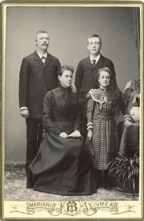 Familie Sutter-Juon: Sebastian, Ulrich, Barbara, Alwina ca. 1900
