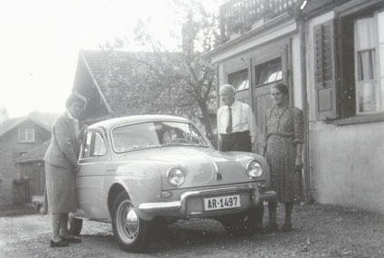 Heidi Sutter mit ihrem Renault Dauphine, Ulrich und Emma Sutter-Wirth Niederteufen 1956