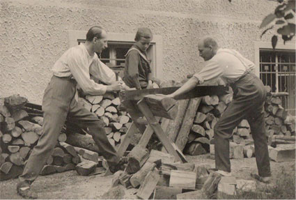 Ulrich Sutter beim Holzsägen mit Nachbar Optiker Traber St. Gallen 1921