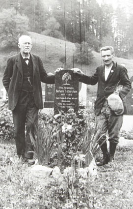 Sebastian Sutter am Grab seiner Frau Barbara Sutter-Juon 1931