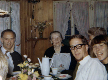 Walter Kugler, Emma Schibli-Hess-Bürgi, Erich Sutter, Yvonne Kugler Verlobung von Yvonne und Erich Brunni 1963